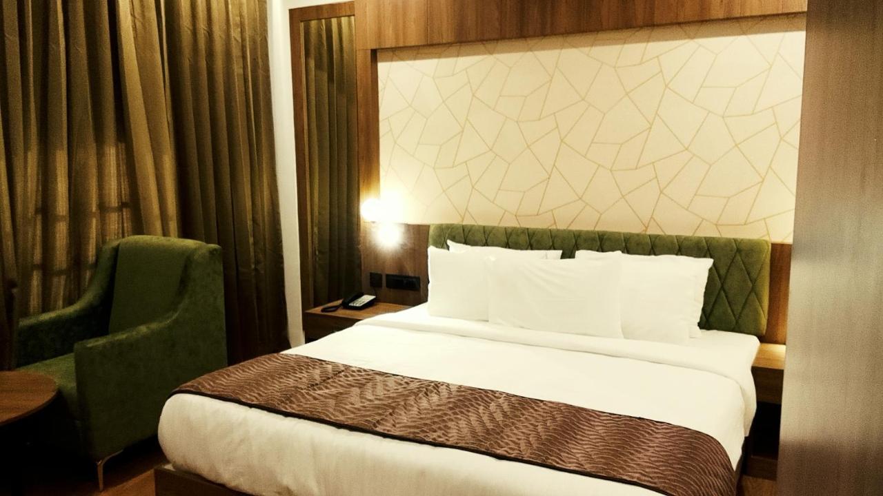 Mandarin Sky Hotel Kannur Bagian luar foto