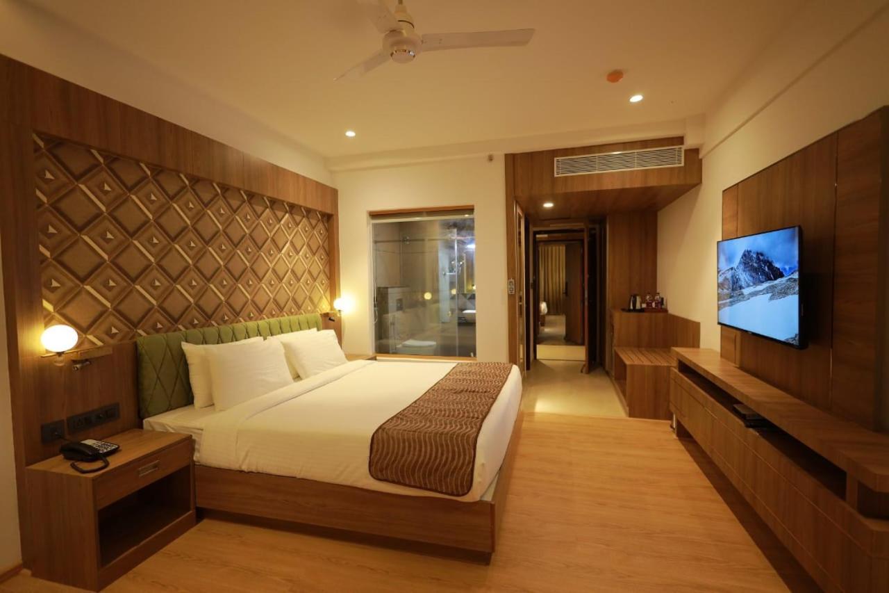 Mandarin Sky Hotel Kannur Bagian luar foto