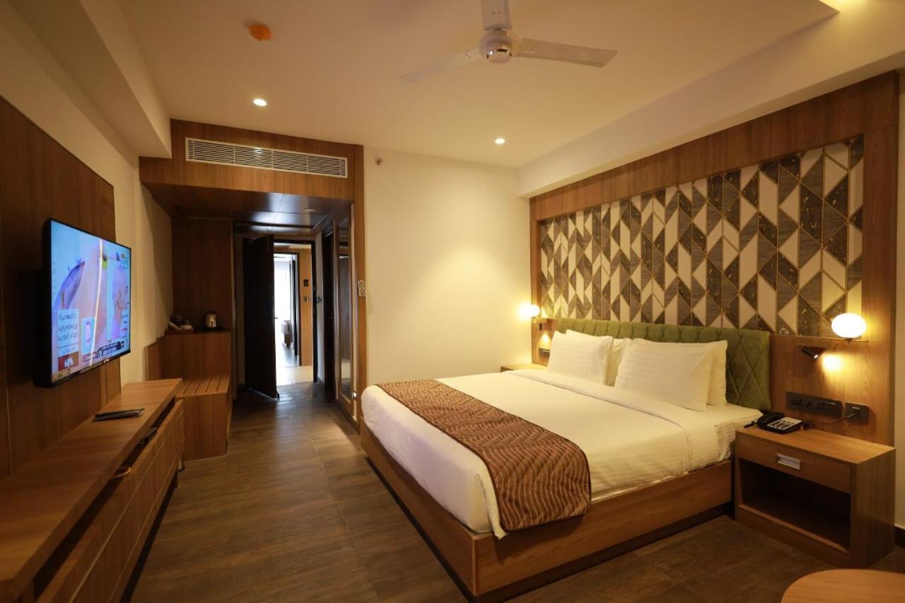 Mandarin Sky Hotel Kannur Bagian luar foto