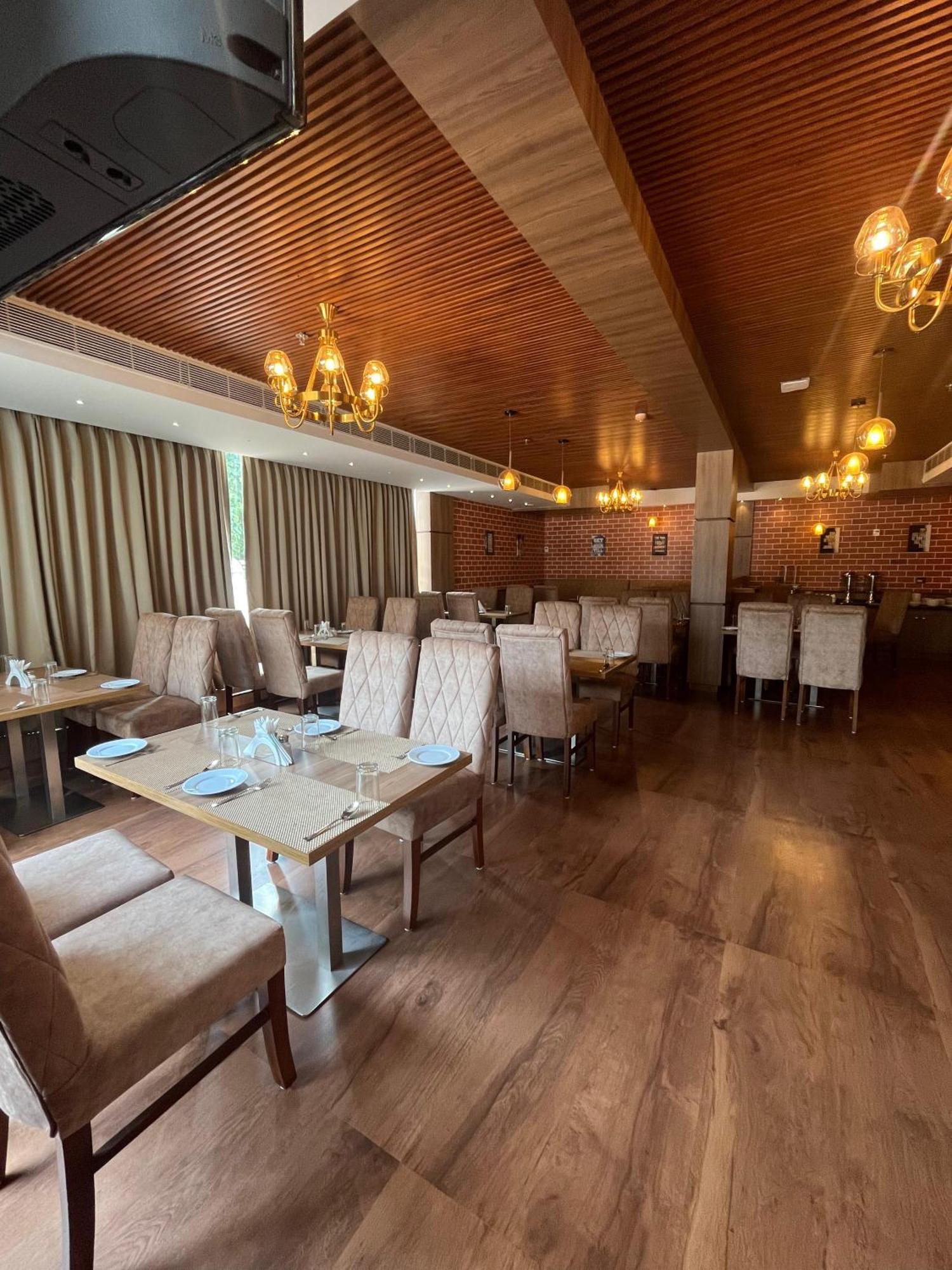 Mandarin Sky Hotel Kannur Bagian luar foto